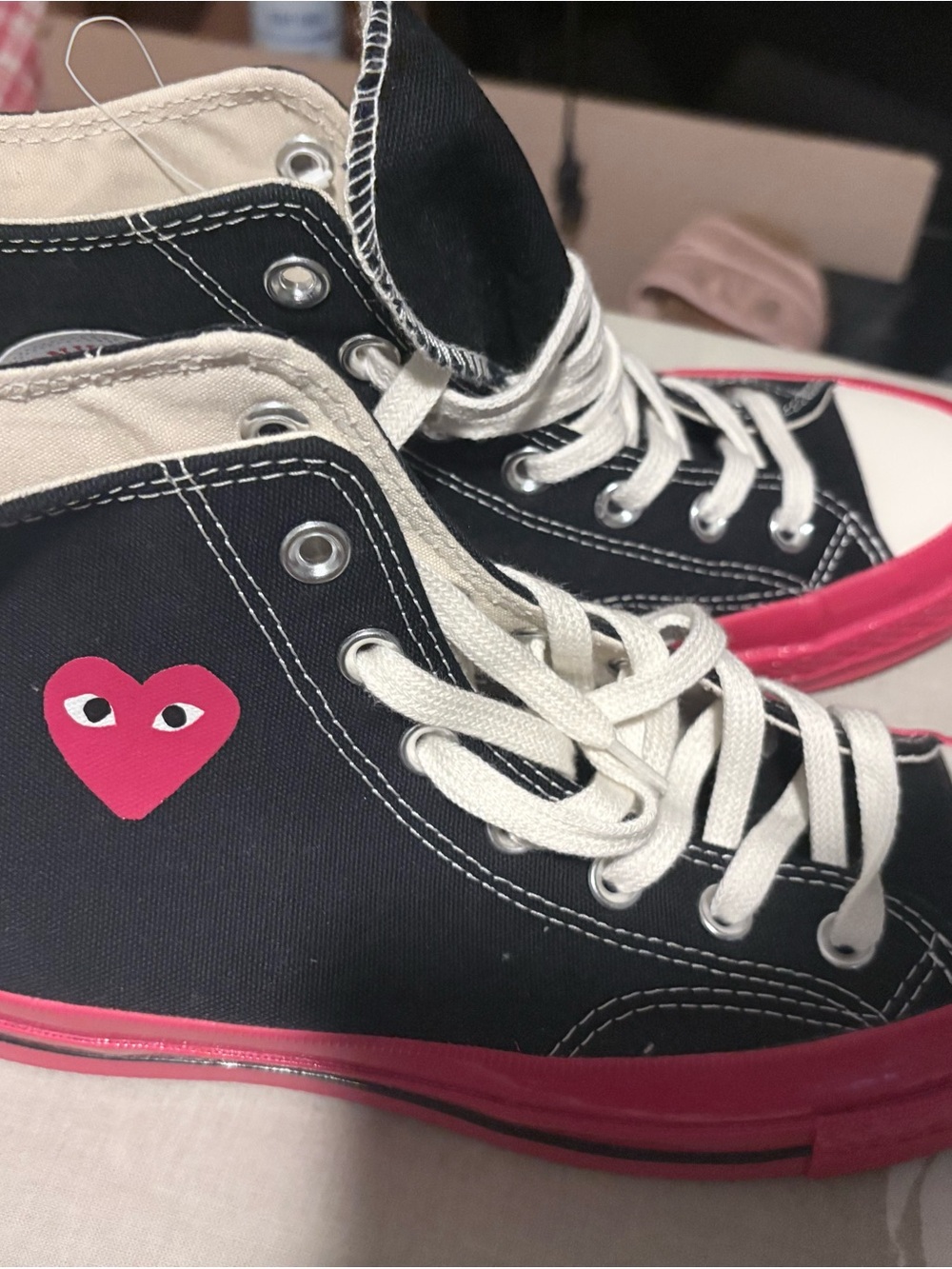 Converse X de garçon Black High-Top Sneakers with red Heart and red/black Sole